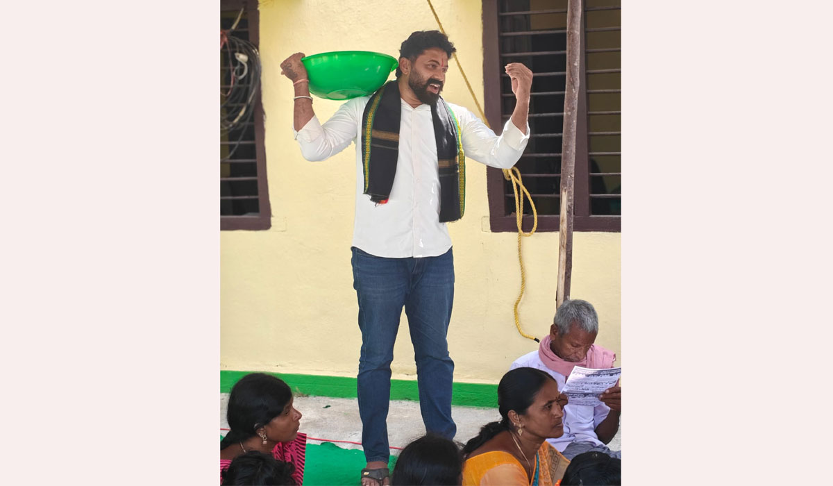 Ganneruvaram | ఎమ్మెల్యే కవ్వంపల్లి తీరుకు నిరసనగా గన్నేరువరం గ్రామ సభలో కంకర తట్టతో వినూత్న నిరసన