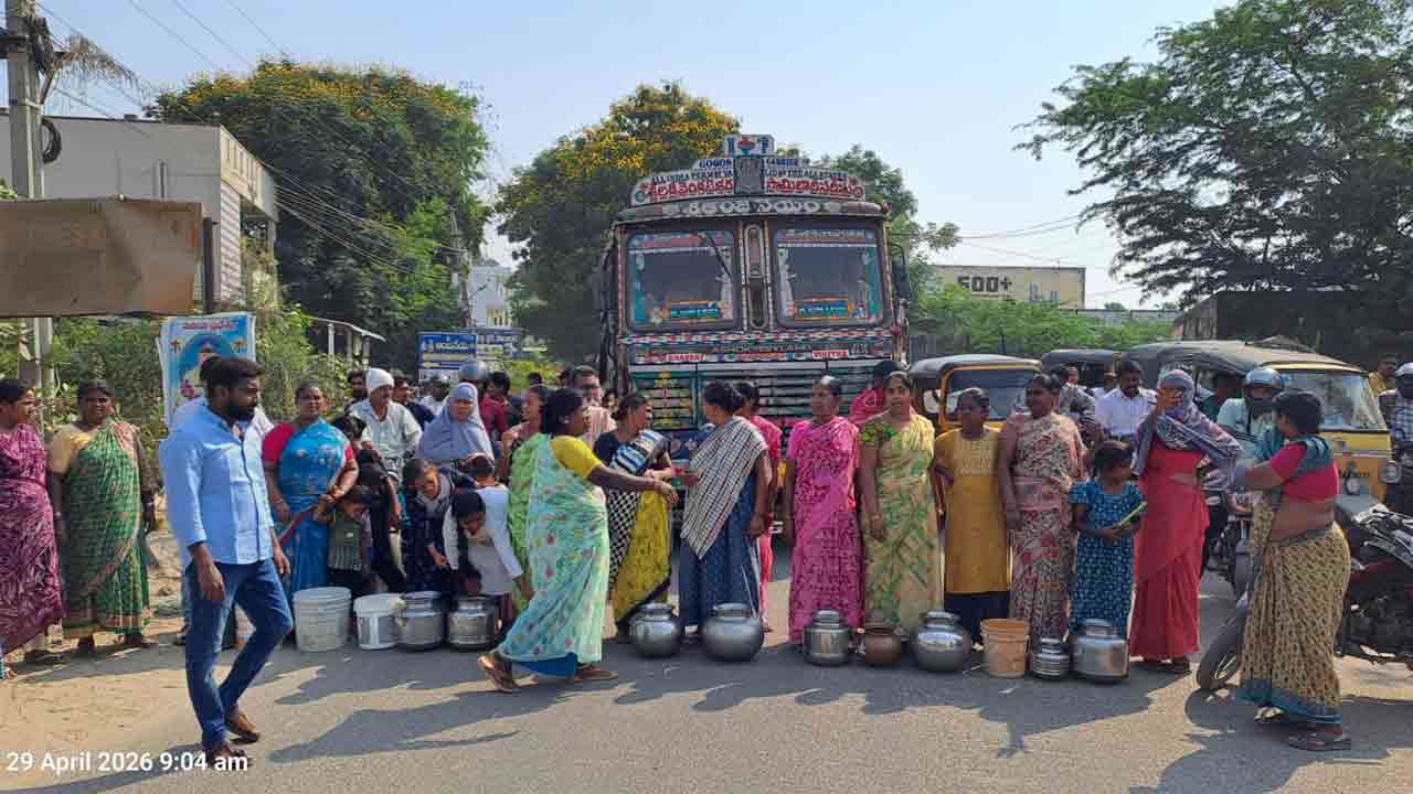 Water Problem | మంచినీళ్ల కోసం సూర్యాపేటలో భాగ్యనగర్ వాసుల ధర్నా.. ఖాళీ బిందెలతో నిరసన