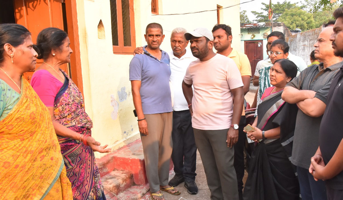 Ramagundam | చెత్త బయట వేసే వారి ఫొటోలు తీసి మున్సిపాలిటీకి పంపండి.. రామగుండం మేయర్ మహంకాళి స్వామి