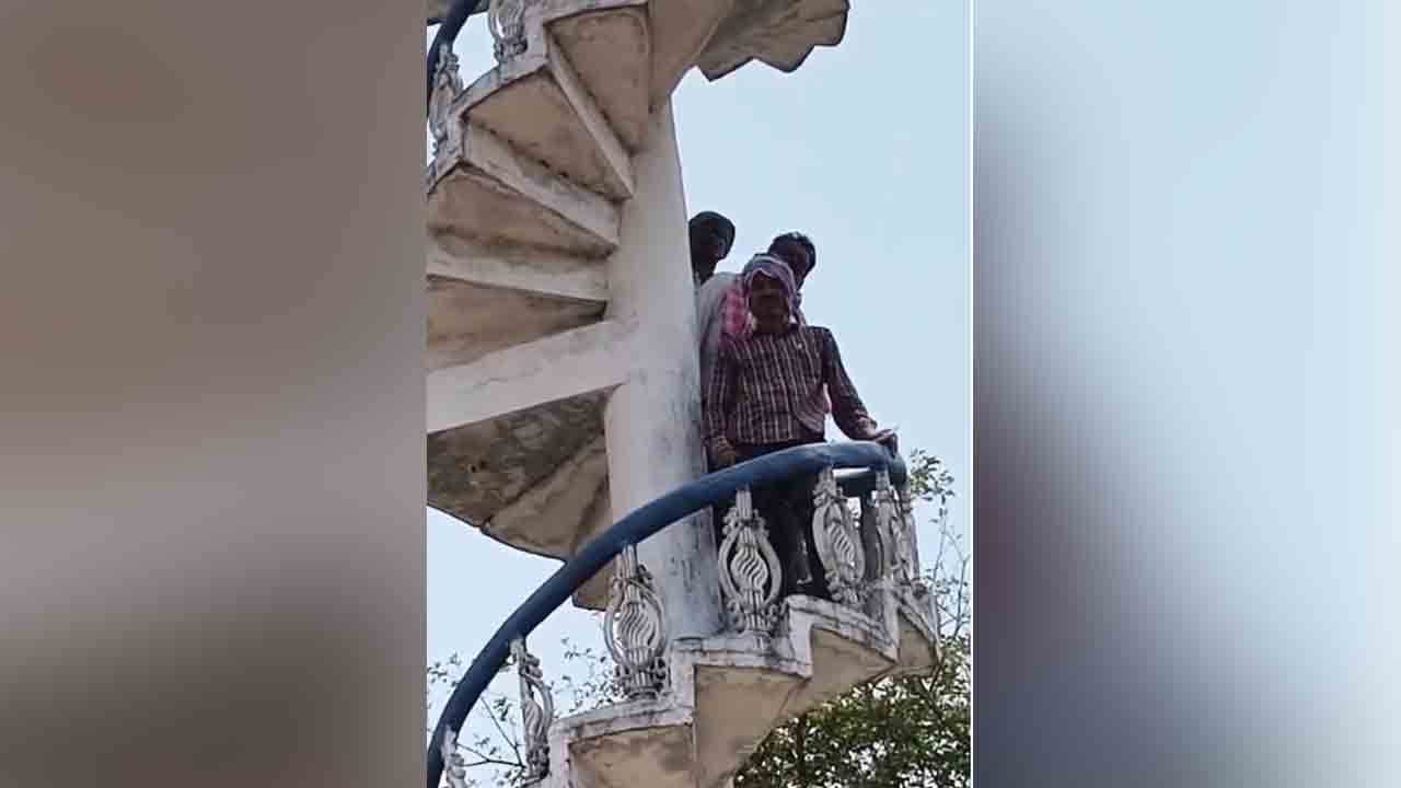 Karepalli | తుమ్మలకుంట చెరువు వివాదం .. నీళ్ల ట్యాంక్ ఎక్కి యువకుల ఆందోళన..!