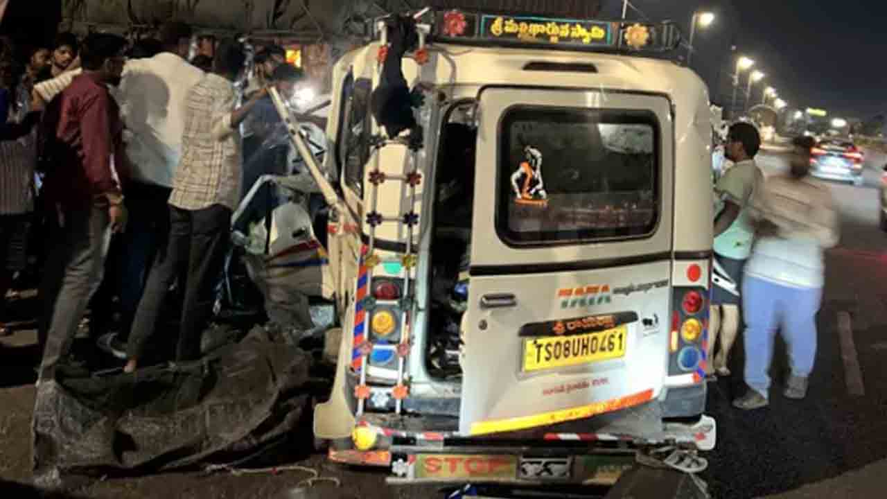 Karimnagar | అలుగునూర్‌ వంతెనపై అర్ధరాత్రి రోడ్డు ప్రమాదం.. ఒకరు మృతి, 12 మందికి తీవ్ర గాయాలు