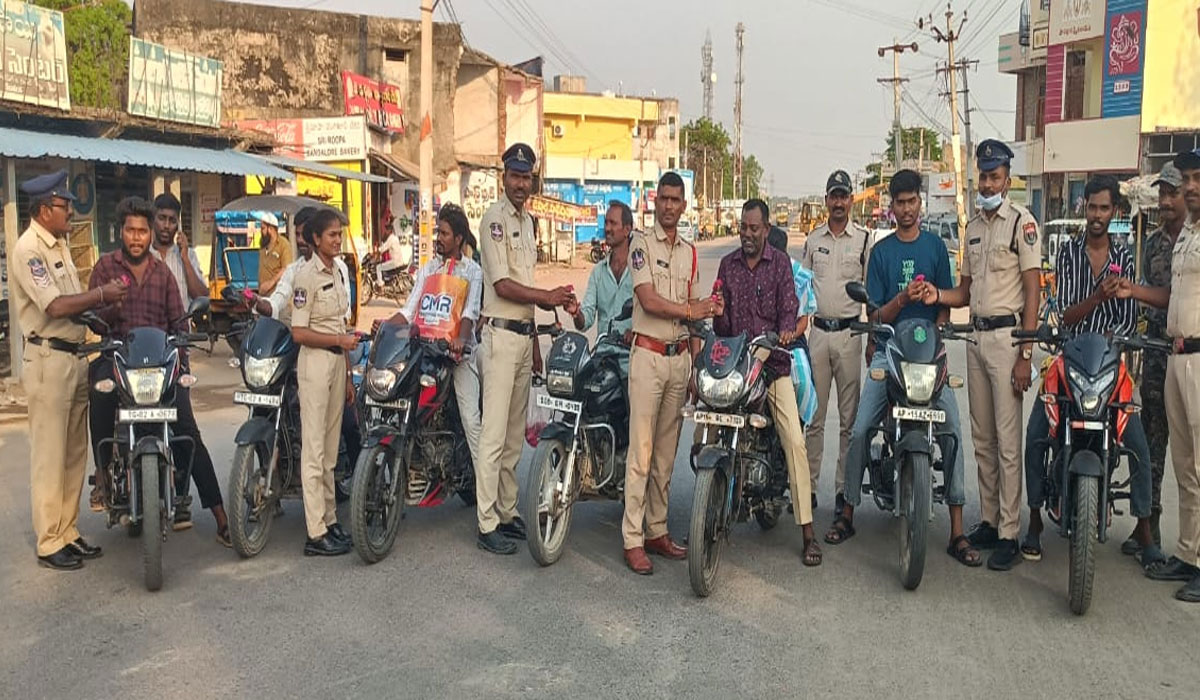 Veenavanka | ట్రాఫిక్‌ రూల్స్‌ పాటించాలి.. వీణవంక ఎస్సై ఆవుల తిరుపతి