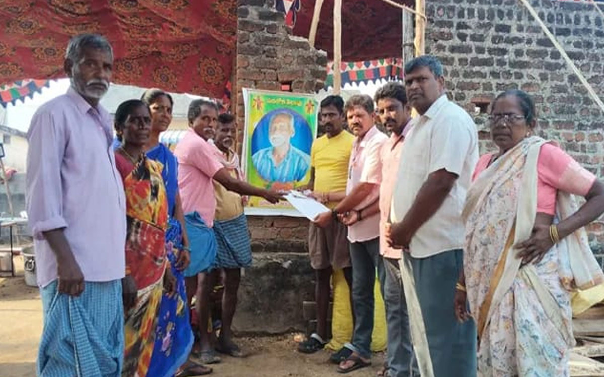 స్నేహితుడి కుటుంబానికి ఆర్థిక సాయం