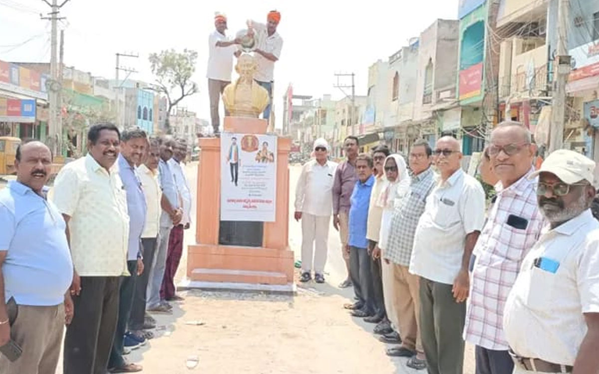 గాంధీ విగ్రహానికి ఆర్యవైశ్యుల క్షీరాభిషేకం