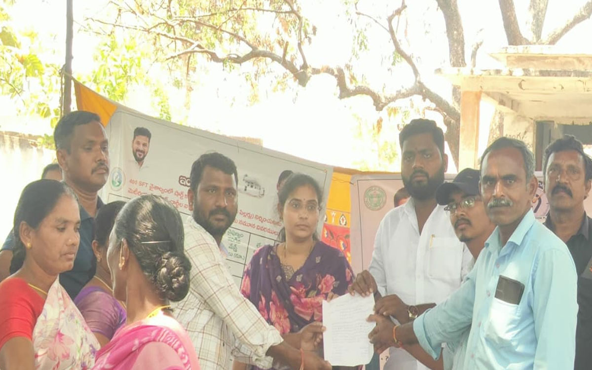 ఆరు గ్యారంటీలు అమలు చేయాలని ప్రజల నిల‌దీత‌