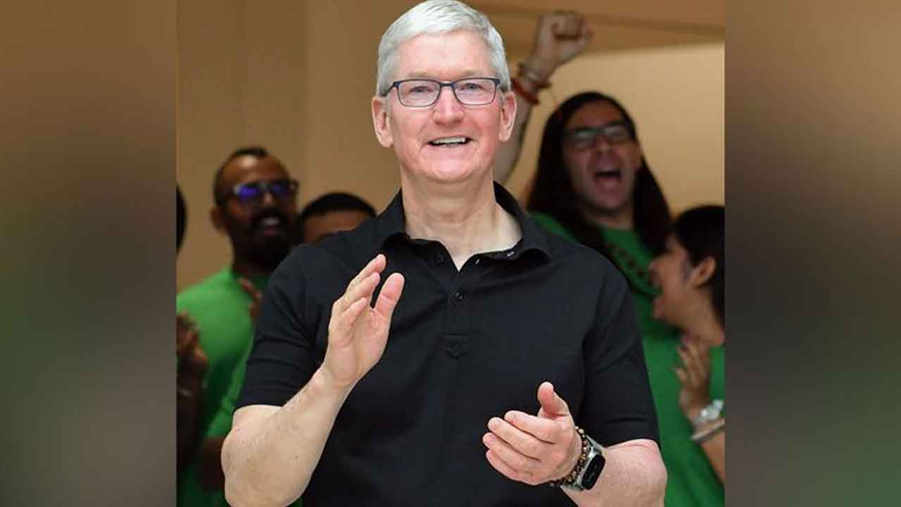 Tim Cook: యాపిల్ సంస్థ సీఈవో పోస్టు నుంచి వైదొల‌గ‌నున్న టిమ్ కుక్‌