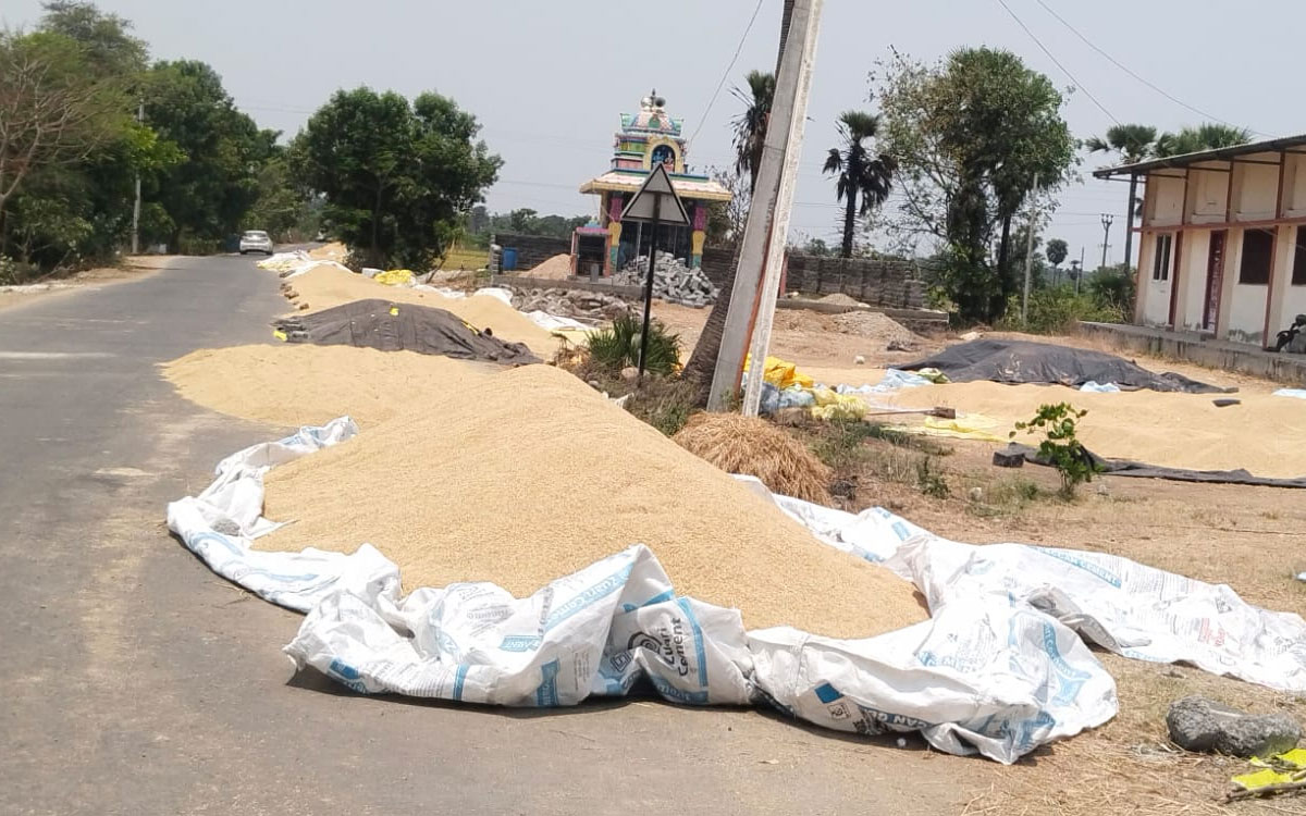 రోడ్ల వెంబడి ధాన్యం రాశులు.. అమ్మకానికి రైతుల పడిగాపులు