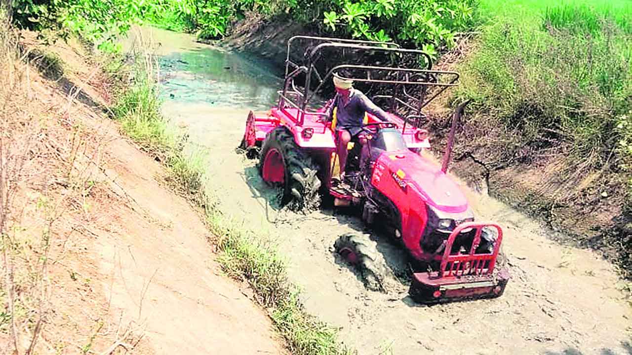డబ్బులు పోగేసి.. పంట కాల్వలు శుభ్రం చేసి..