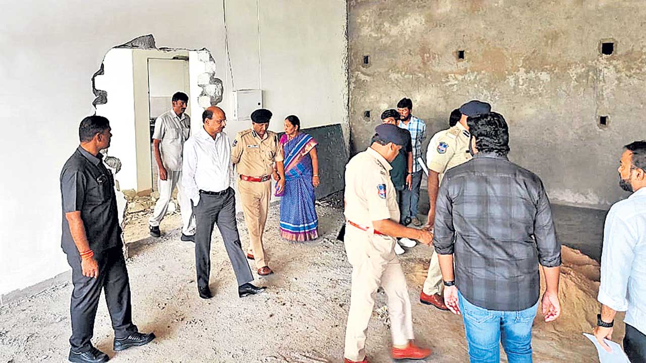 ఫ్యూచర్‌సిటీ కమిషనరేట్‌ భవనం పనుల పరిశీలన