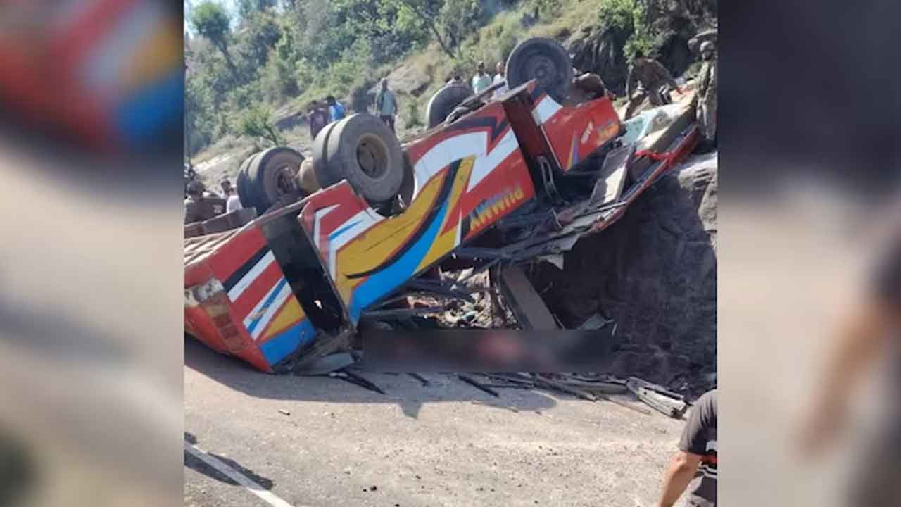 Jammu and Kashmir: లోయ‌లో ప‌డిన బ‌స్సు.. జ‌మ్మూక‌శ్మీర్‌లో 15 మంది మృతి