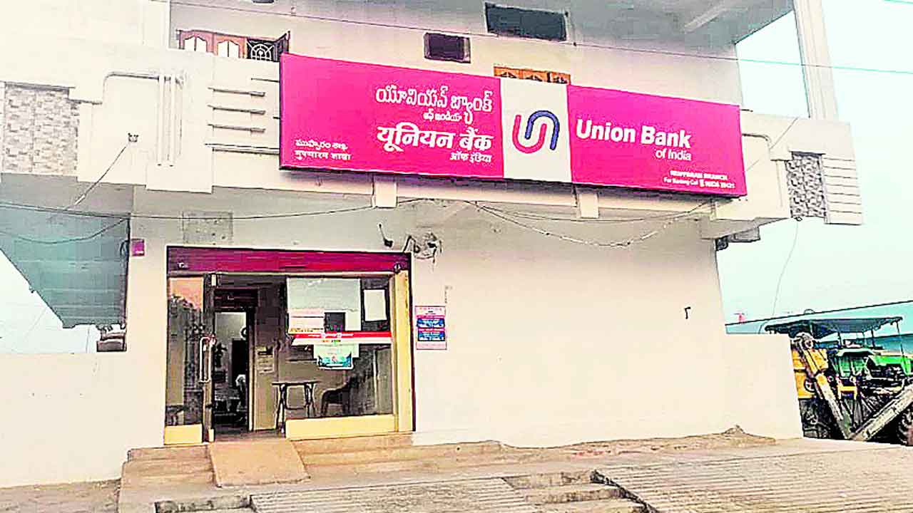 అన్నదాతకు రుణభారం.. క్రాప్‌ లోన్ల రెన్యువల్‌కు బ్యాంకుల కొర్రీలు