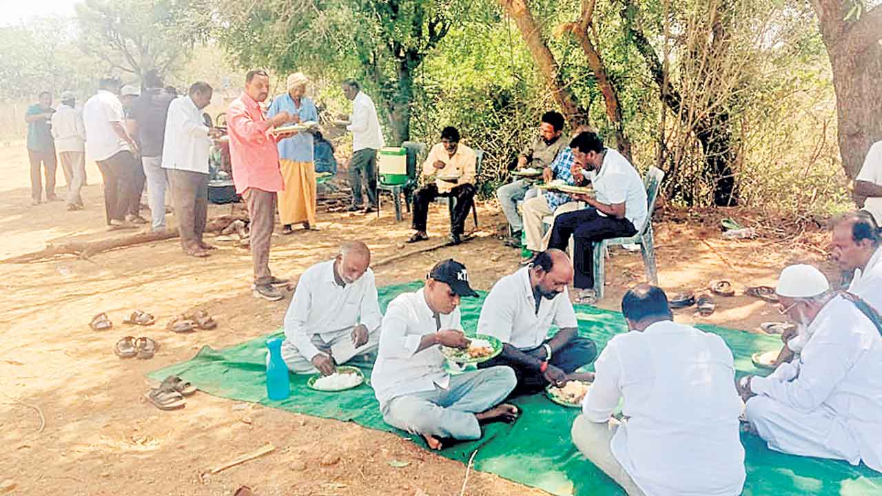 నాదర్‌గుల్‌ భూముల్లో రైతుల వంటావార్పు