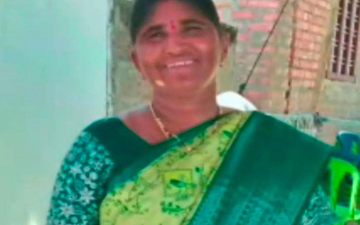 మోసంగిలో నిప్పంటించుకుని వివాహిత ఆత్మహత్య