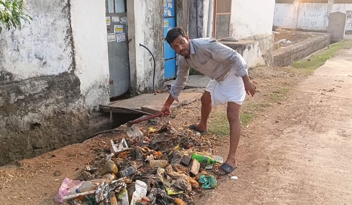 Mallapur | మల్లాపూర్‌లో డ్రైనేజీలు శుభ్రం చేసిన సామాజిక కార్యకర్త వెంకటరెడ్డి