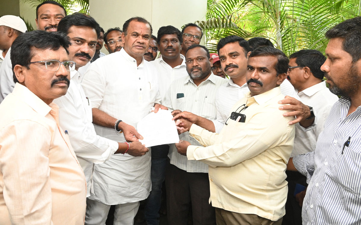 ​'జిల్లా, మున్సిప‌ల్ కేంద్రాల్లో పనిచేసే ప్రతి జర్నలిస్టుకు అక్రిడిటేషన్ కార్డు'