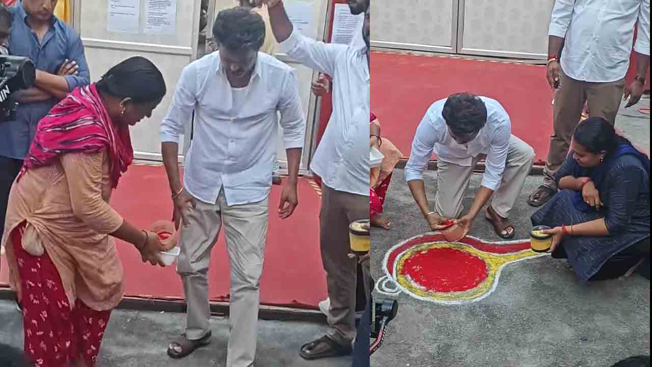 TVK Vijay | మహిళలతో కలిసి విజిల్‌ గుర్తు వేసిన టీవీకే చీఫ్ విజయ్‌.. వీడియో