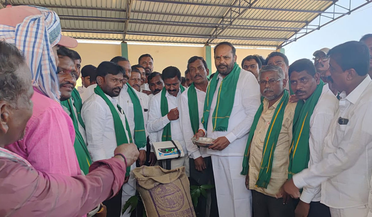 Kalvasrirampur | కాల్వశ్రీరాంపూర్‌లో మొక్కజొన్న కొనుగోలు కేంద్రం ప్రారంభం