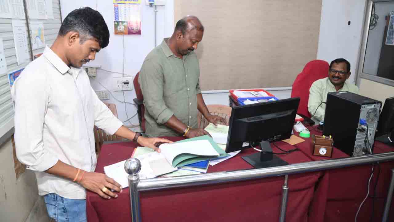 Mancherial urban | మంచిర్యాల సబ్ రిజిస్ట్రార్ కార్యాలయంలో విజిలెన్స్ అధికారుల తనిఖీలు