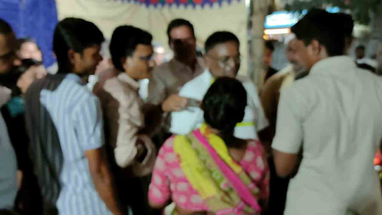 MLA Gaddam Vinod | తులం బంగారం ఏది?.. రూ.2500 ఏమయ్యాయి?.. ఎమ్మెల్యేను నిలదీసిన మహిళలు..!