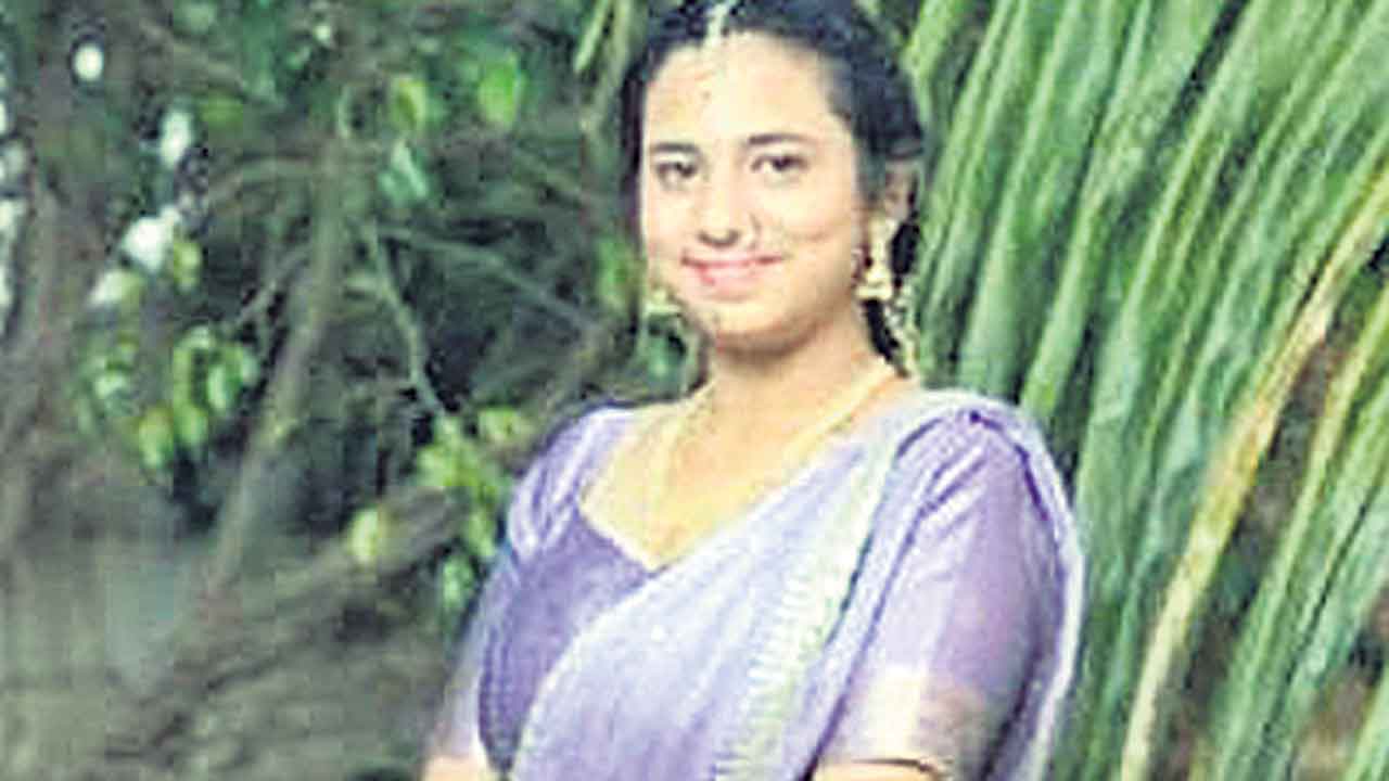 రోడ్డు ప్రమాదంలో యువతి మృతి