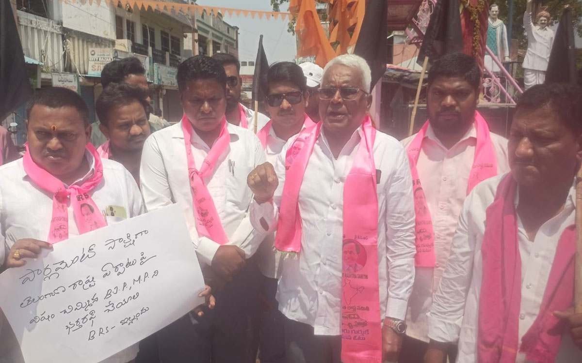 తెలంగాణ ప్ర‌జ‌ల‌కు తేజ‌స్వి సూర్య క్ష‌మాప‌ణ‌లు చెప్పాలి : దిండిగాల రాజేంద‌ర్‌