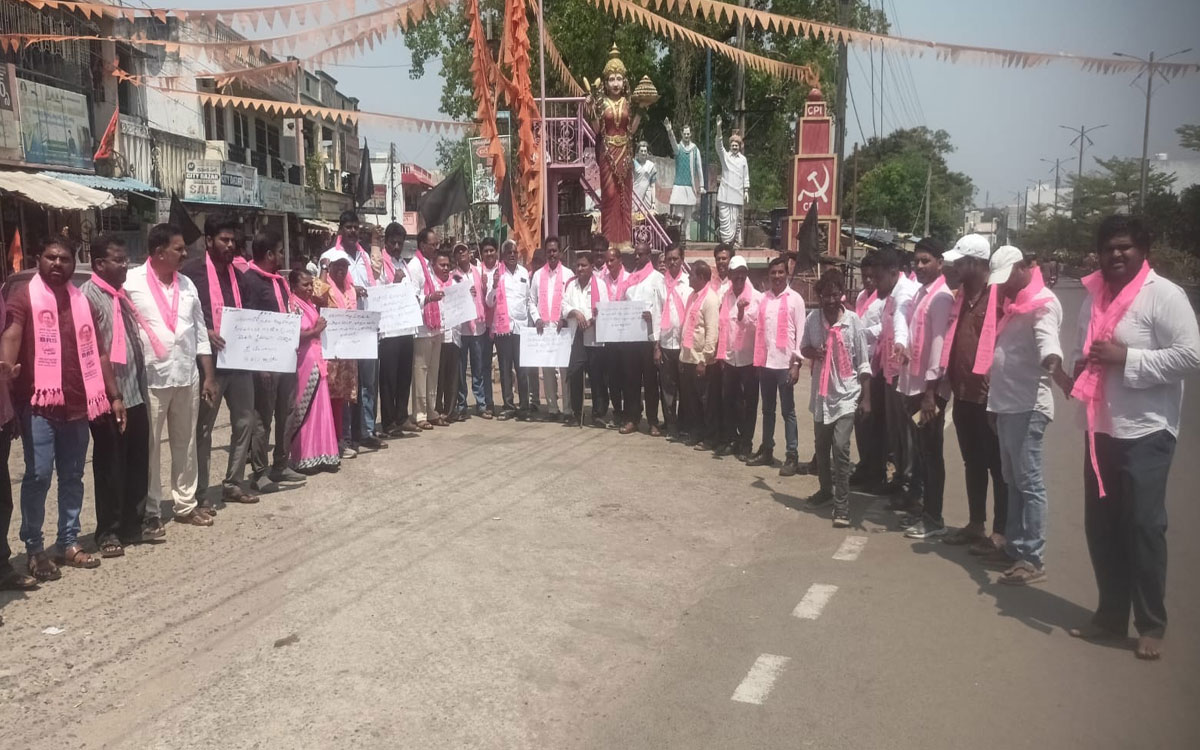 తెలంగాణ ప్ర‌జ‌ల‌కు తేజ‌స్వి సూర్య క్ష‌మాప‌ణ‌లు చెప్పాలి : దిండిగాల రాజేంద‌ర్‌