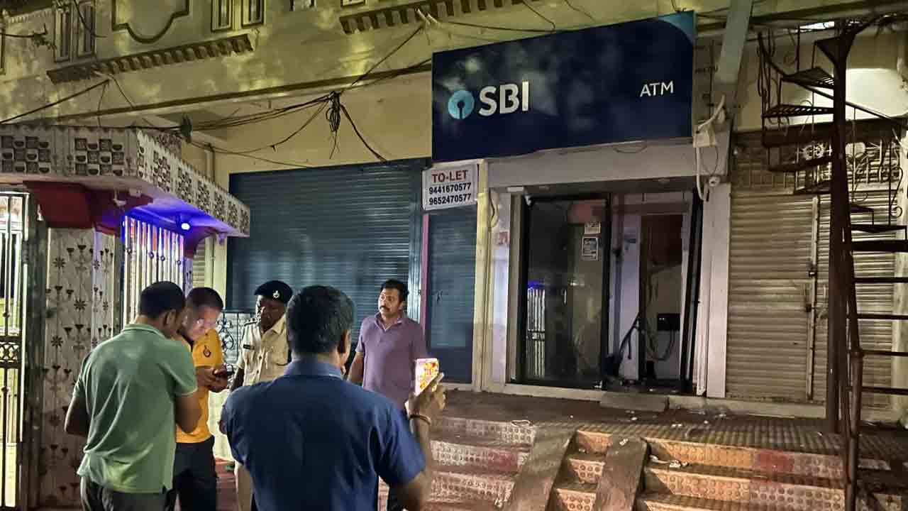 Sircilla | సిరిసిల్ల జిల్లాలో ఏకంగా ఏటీఎం మిషన్‌ను ఎత్తుకెళ్లిన దొంగలు.. పోలీస్ స్టేషన్‌కు కూతవేటు దూరంలోనే ఘటన!