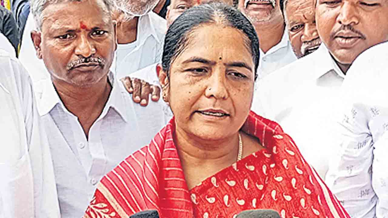 ఇందిరమ్మ ఇండ్ల పత్రాలు ఇవ్వని అధికారులు