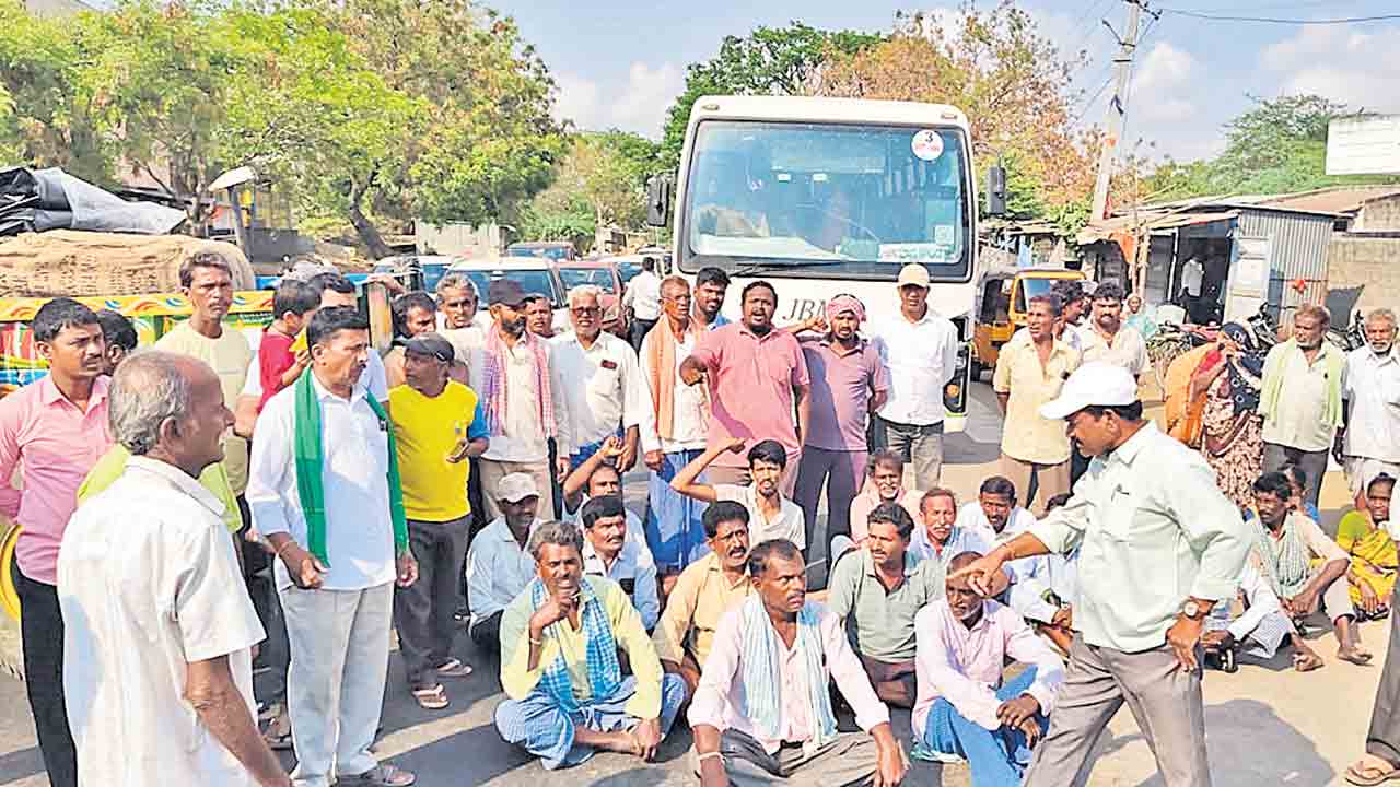 కర్షకుల కన్నెర్ర.. పంటల కొనుగోలు గోసపై రాష్ట్ర వ్యాప్తంగా రోడ్డెక్కిన రైతన్న