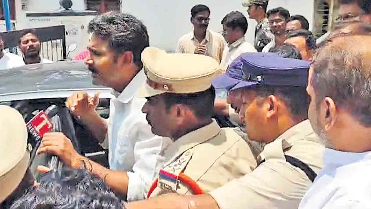 ప్రభుత్వం కక్ష సాధింపు చర్యలు : క్రిశాంక్‌