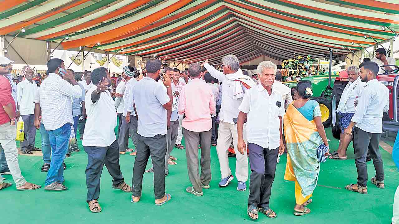 స్టాళ్లు చూడొద్దు.. ప్రసంగం వినాలి.. రైతులపై అధికారుల అతి