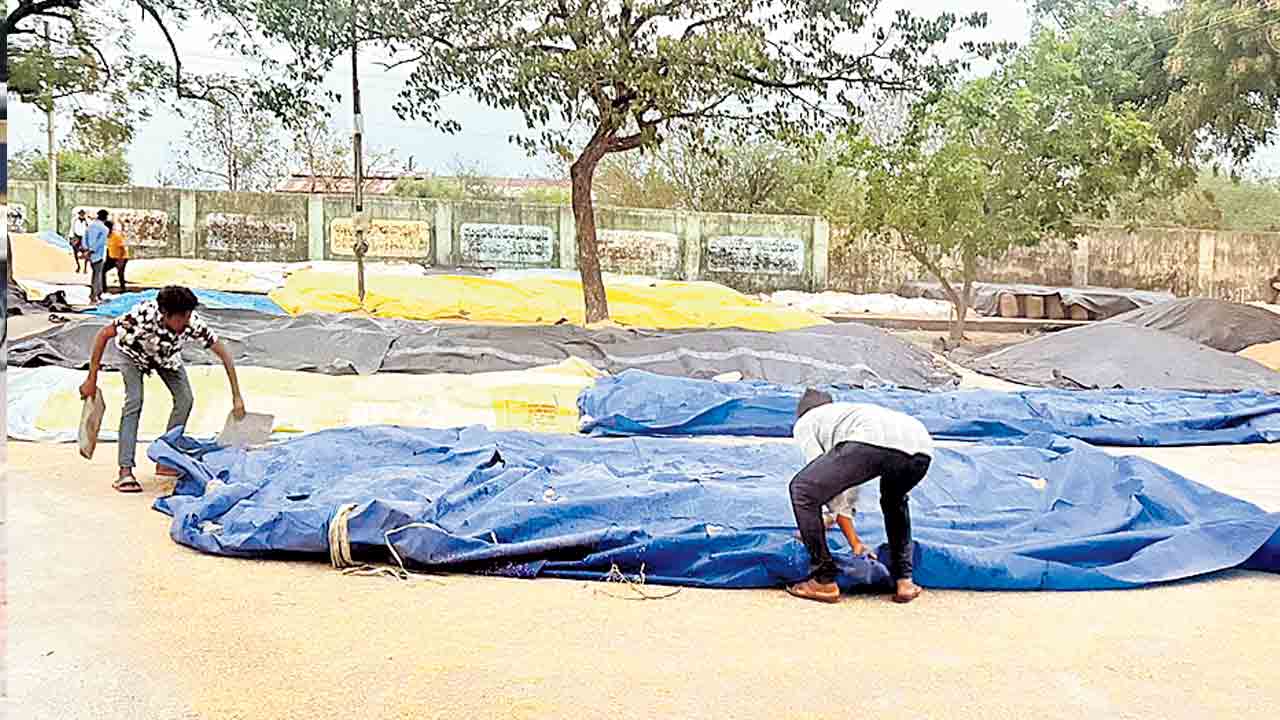 అకాల వర్షం.. అన్నదాత ఆగమాగం
