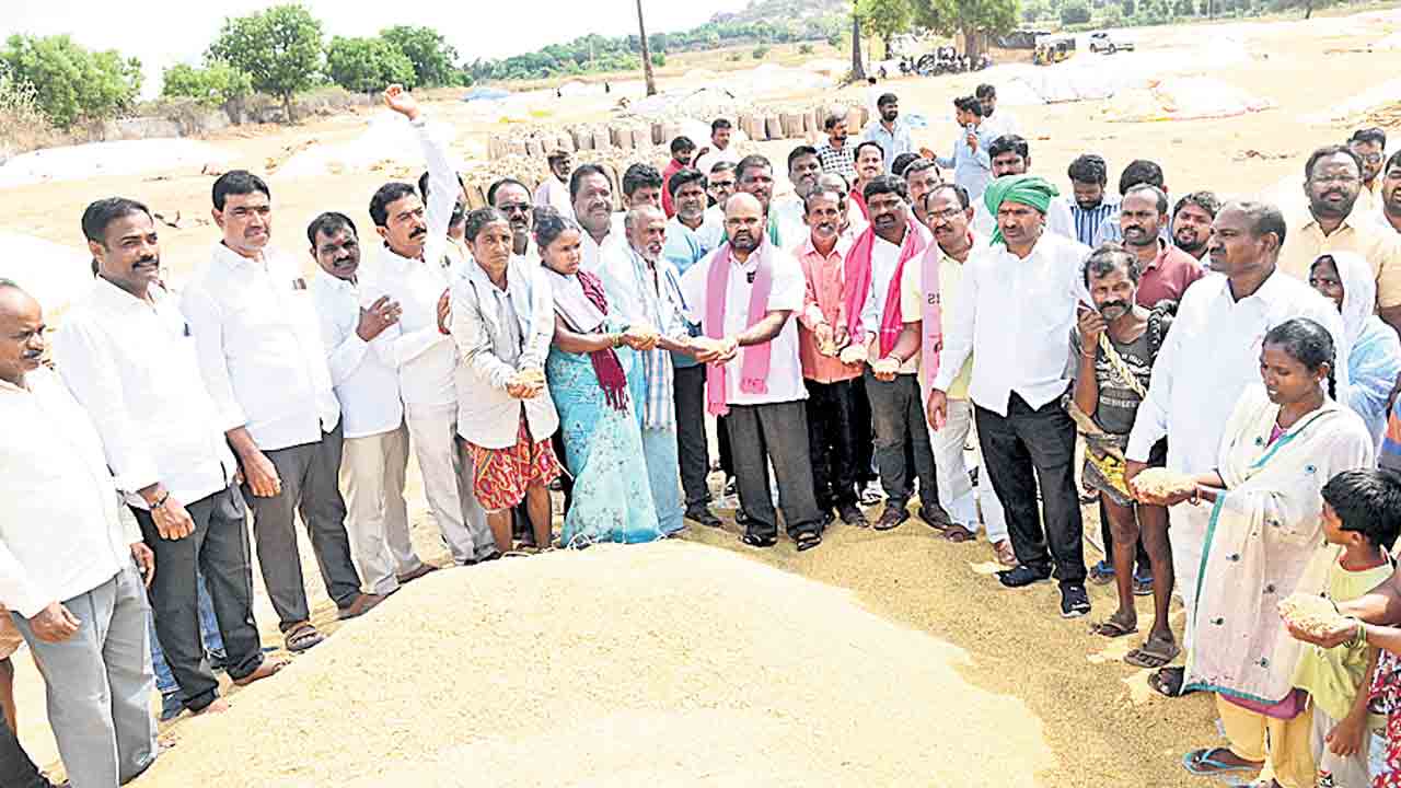 రైతులతో కన్నీళ్లు పెట్టిస్తున్న కాంగ్రెస్‌ సర్కార్‌
