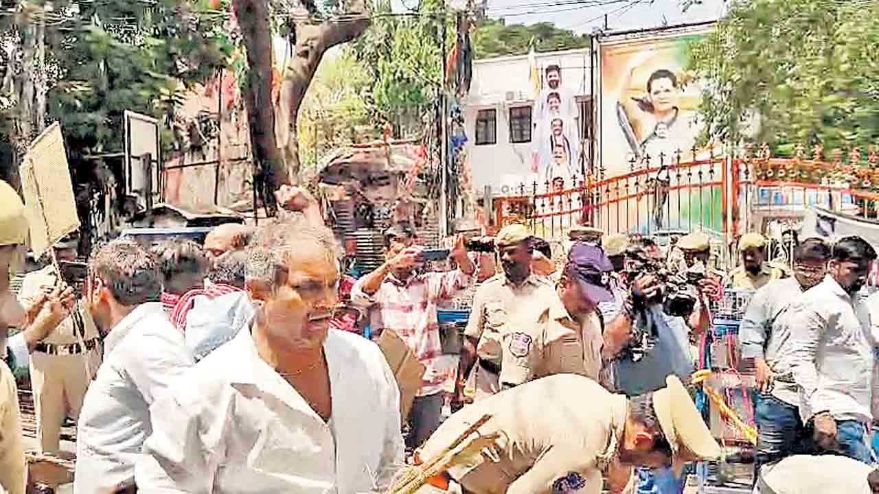 గాంధీభవన్‌ వద్ద ఉద్రిక్తత.. మెరుపు సమ్మెకు దిగిన తెలంగాణ ఉద్యమకారులు