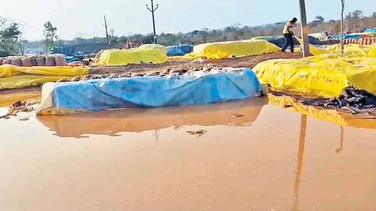 అకాల వర్షం.. అపార నష్టం.. కొనుగోలు కేంద్రాల్లో తడిసి ముద్దయినధాన్యం, మక్కలు
