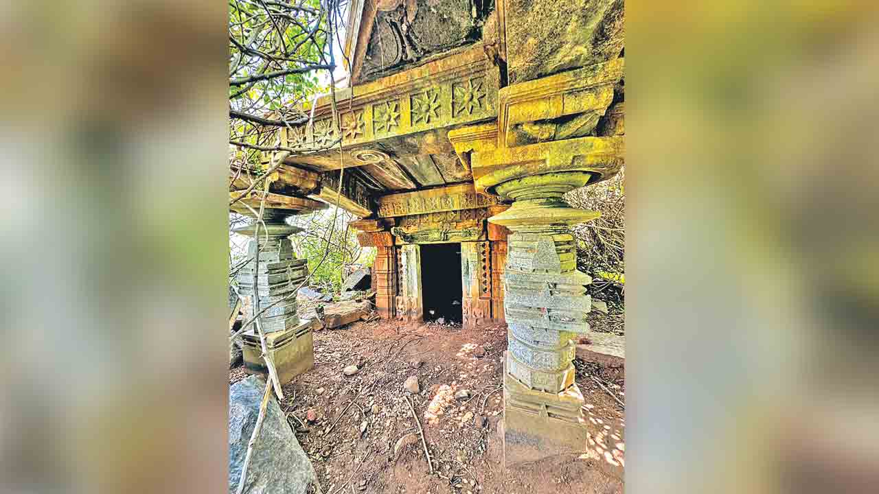 అస్తిత్వంపై దాడి చేస్తరా.. వరంగల్‌లో చారిత్రక కట్టడం కూల్చివేతపై సర్వత్రా విమర్శలు