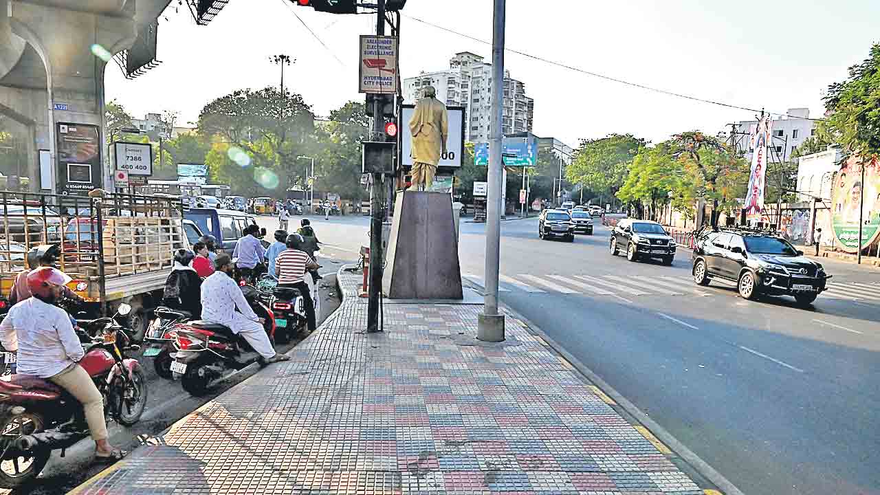 సీఎం- ట్రాఫిక్‌.. సీన్‌ రిపీట్‌.. సీఎం కాన్వాయ్‌ వస్తున్నదని వాహనాలను నిలిపిన పోలీసులు