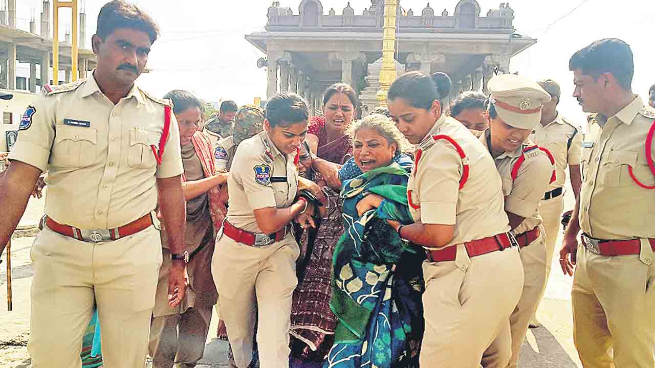 భూపాలపల్లిలో పోలీస్‌ జులుం.. ఆగ్రహించిన బీఆర్‌ఎస్‌ శ్రేణులు.. ధర్నా రాస్తారోకో