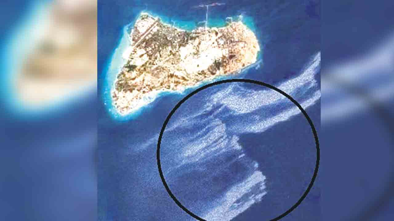 నిల్వ చేసే చోటు లేక సముద్రంలోకి చమురు!