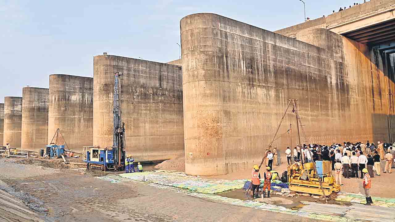 ప్రగల్భాలు బారెడు.. పనులు మూరెడు.. ప్రాజెక్టుల మరమ్మతు హడావుడి ఒక్కరోజే