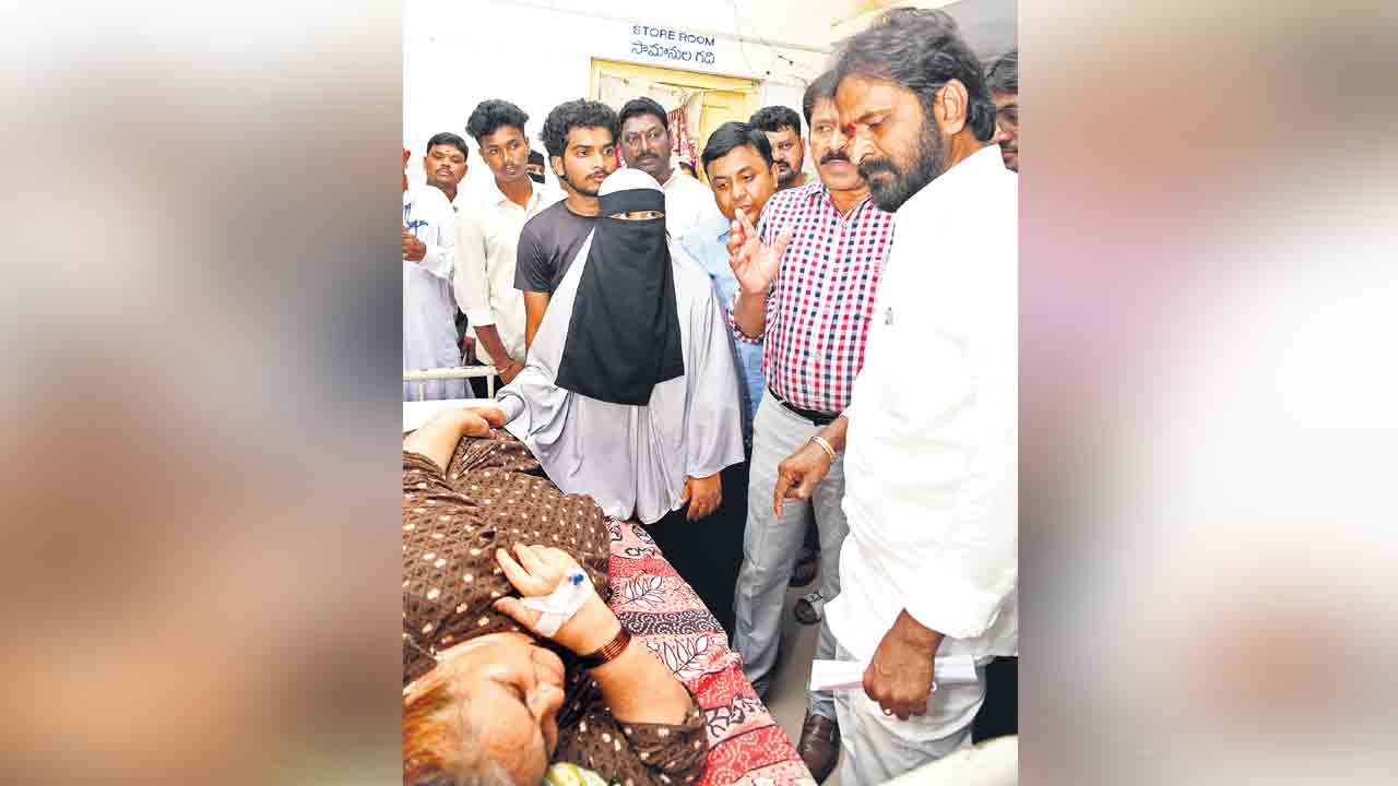 రోడ్డు ప్రమాదంలో ఐదుగురి దుర్మరణం.. కారును వేగంగా ఢీకొన్న రేసింగ్‌ బైక్‌