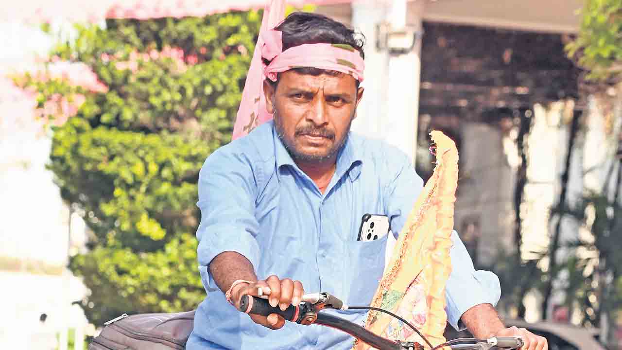 పెరిగిన ఆటోడ్రైవర్ల ఆత్మహత్యలు.. గిరాకీలు లేక ఆటో అమ్ముకున్నా డ్రైవర్ల బాధ చూడలేక సైకిల్‌యాత్ర