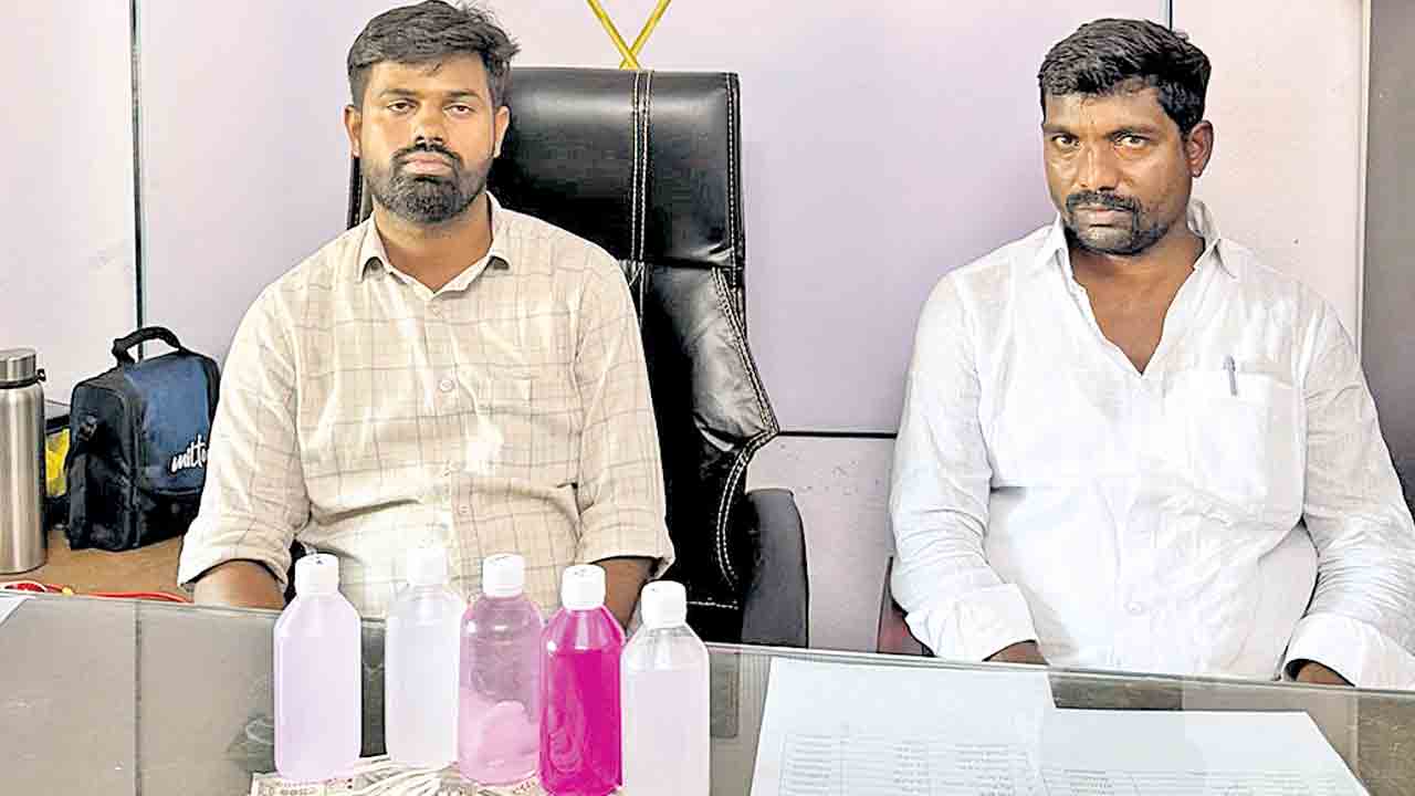 10 వేలు లంచం తీసుకుంటూ.. ఏసీబీకి చిక్కిన పంచాయతీ కార్యదర్శి, సర్పంచ్‌ భర్త