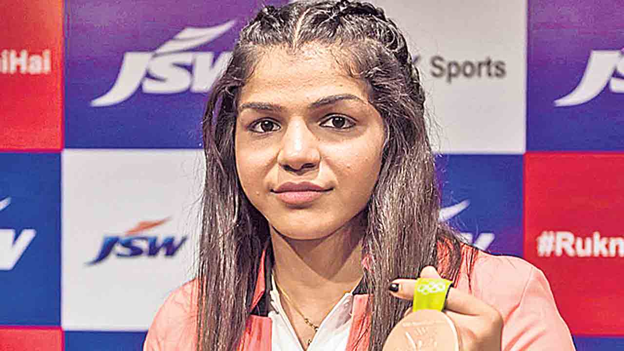 వినేశ్‌ను కావాలనే అడ్డుకుంటున్నారు : సాక్షి