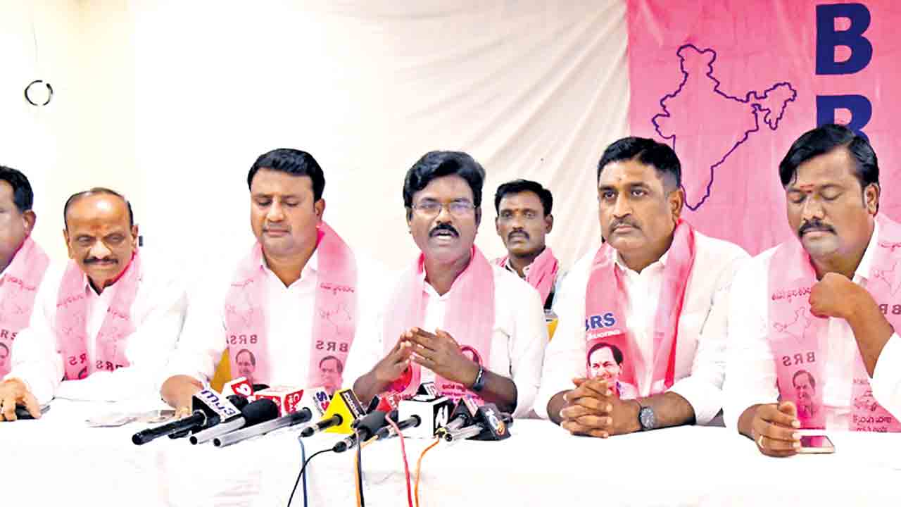 భగీరథ్‌ను ఎందుకు అరెస్ట్‌ చేస్తలేరు.. సిట్‌ పేరిట కేసును నీరుగార్చే కుట్రలు