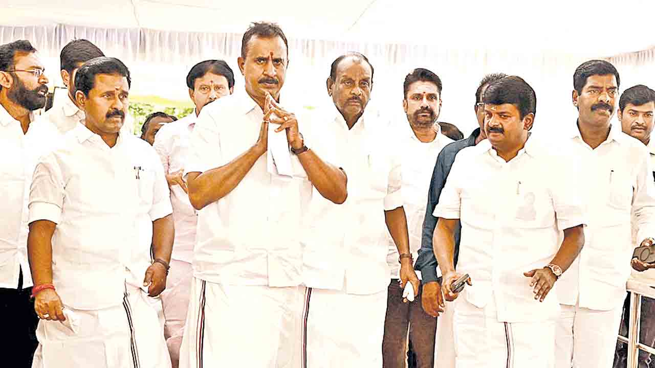 అన్నా డీఎంకేలో చీలిక.. 30 మంది ఎమ్మెల్యేల తిరుగుబాటు