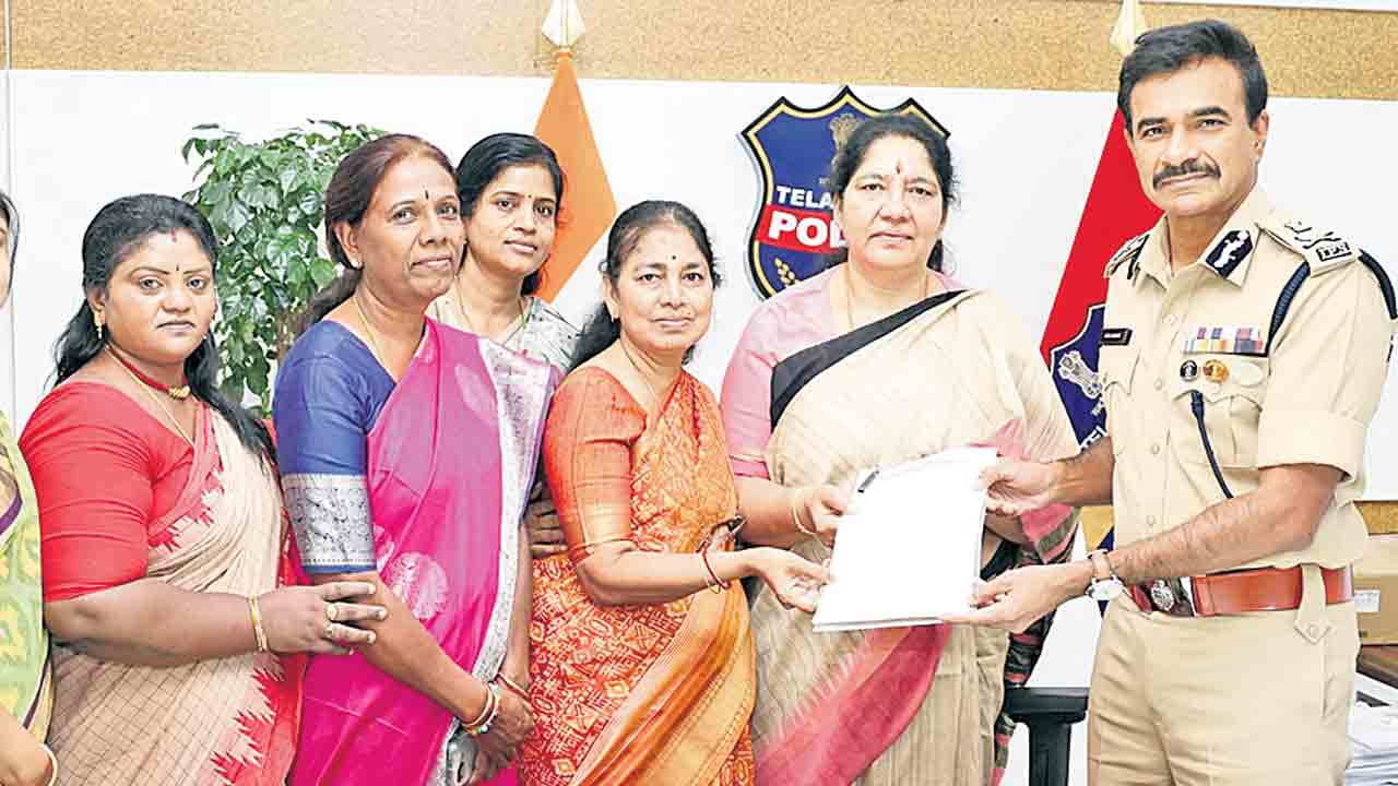 హైడ్రామాకు ఫుల్‌స్టాప్‌ పెట్టండి.. పోక్సో కేసు నిందితుడు తప్పించుకు తిరుగుతుంటే పోలీసులేం చేస్తున్నరు?