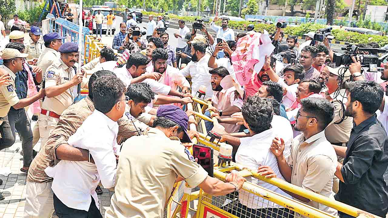 నీట్‌ లీకేజీపై బీఆర్‌ఎస్వీ ఆందోళన.. లోక్‌భవన్‌ ఎదుట నిరసన- లాఠీచార్జి చేసిన పోలీసులు