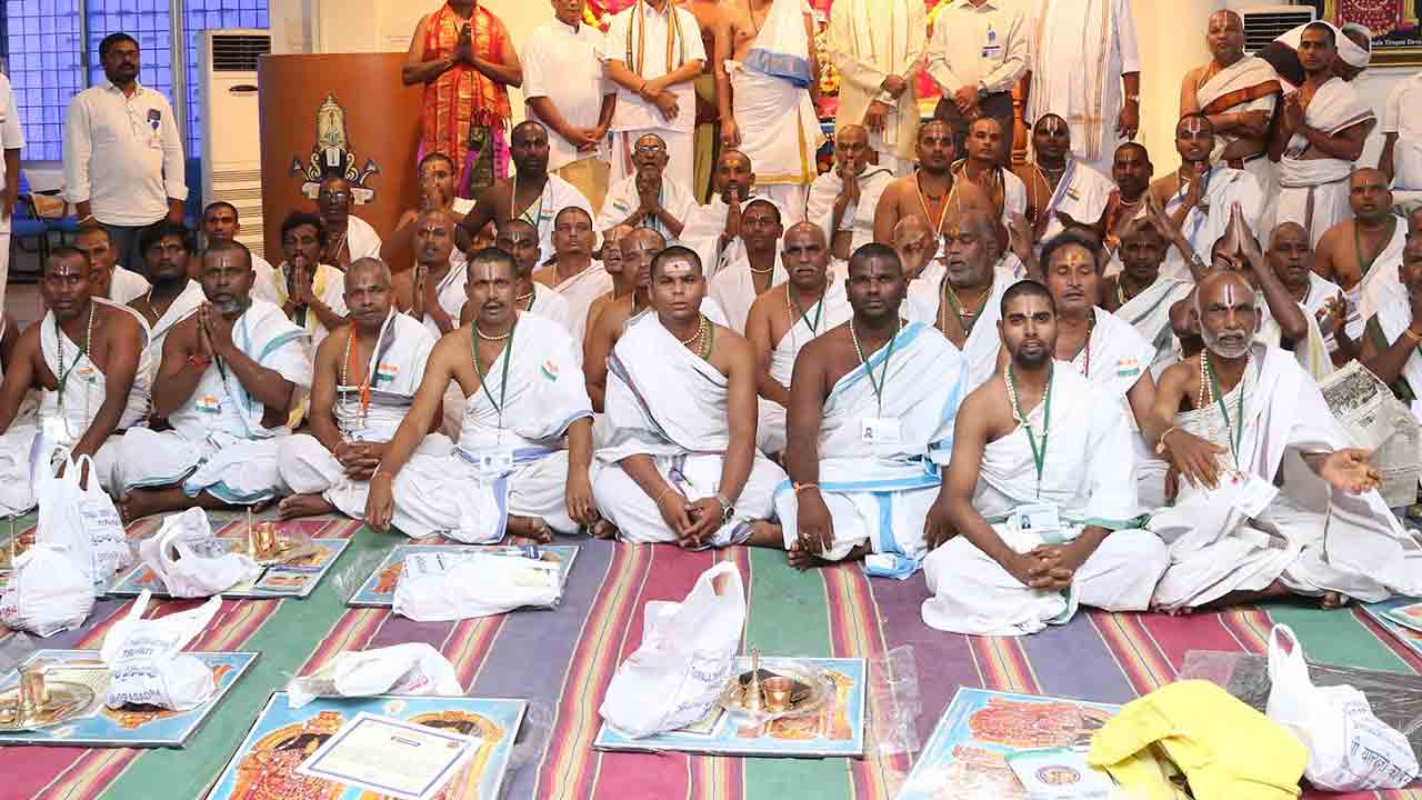 అర్చక పోస్టుకు 15 లక్షలు డిమాండ్‌.. పరిచారక ఉద్యోగానికి రూ.3 లక్షలట