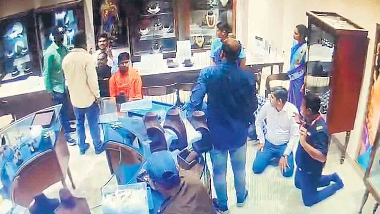 దొరికిన దోపిడీ దొంగలు.. నేడు మీడియా ముందుకు